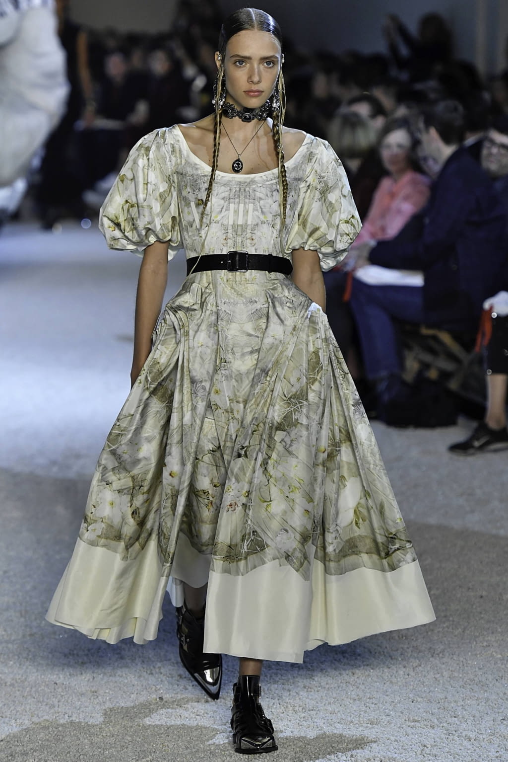 Fashion Week Paris Spring/Summer 2019 look 7 from the Alexander McQueen collection womenswear