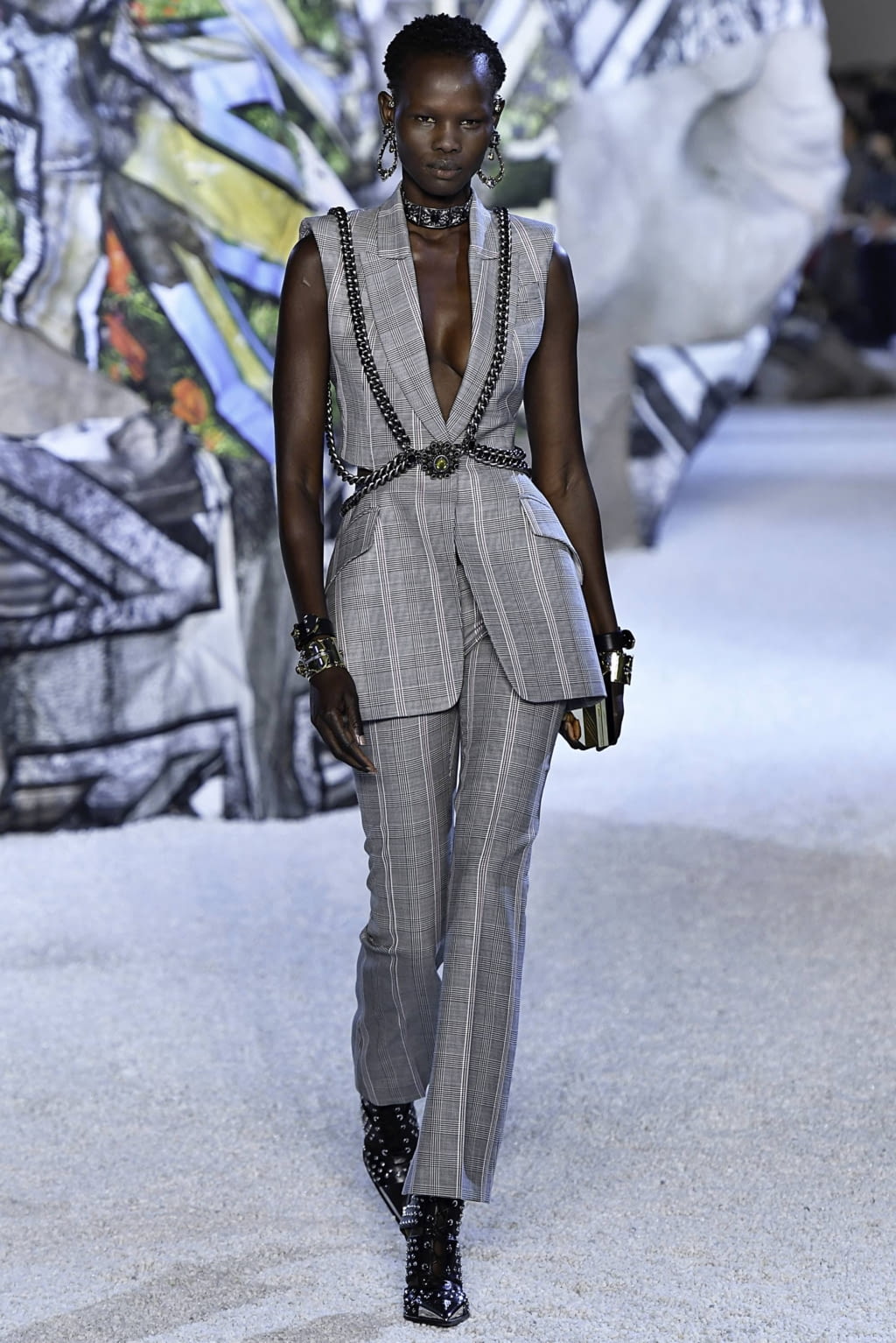 Fashion Week Paris Spring/Summer 2019 look 13 from the Alexander McQueen collection womenswear