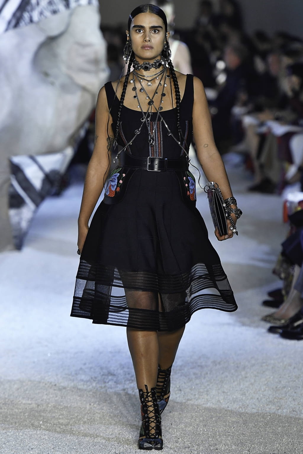 Fashion Week Paris Spring/Summer 2019 look 16 from the Alexander McQueen collection womenswear