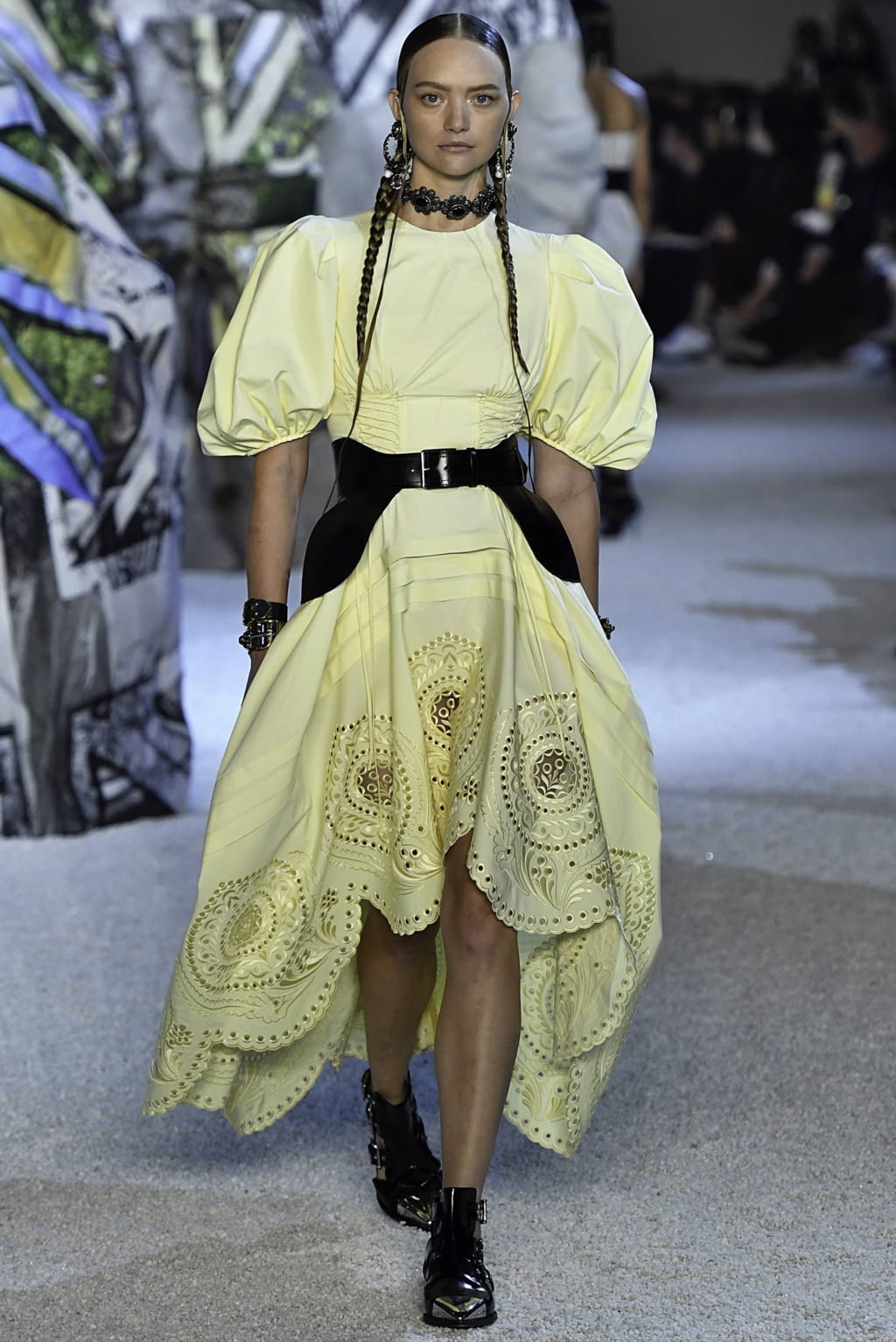 Fashion Week Paris Spring/Summer 2019 look 25 from the Alexander McQueen collection womenswear