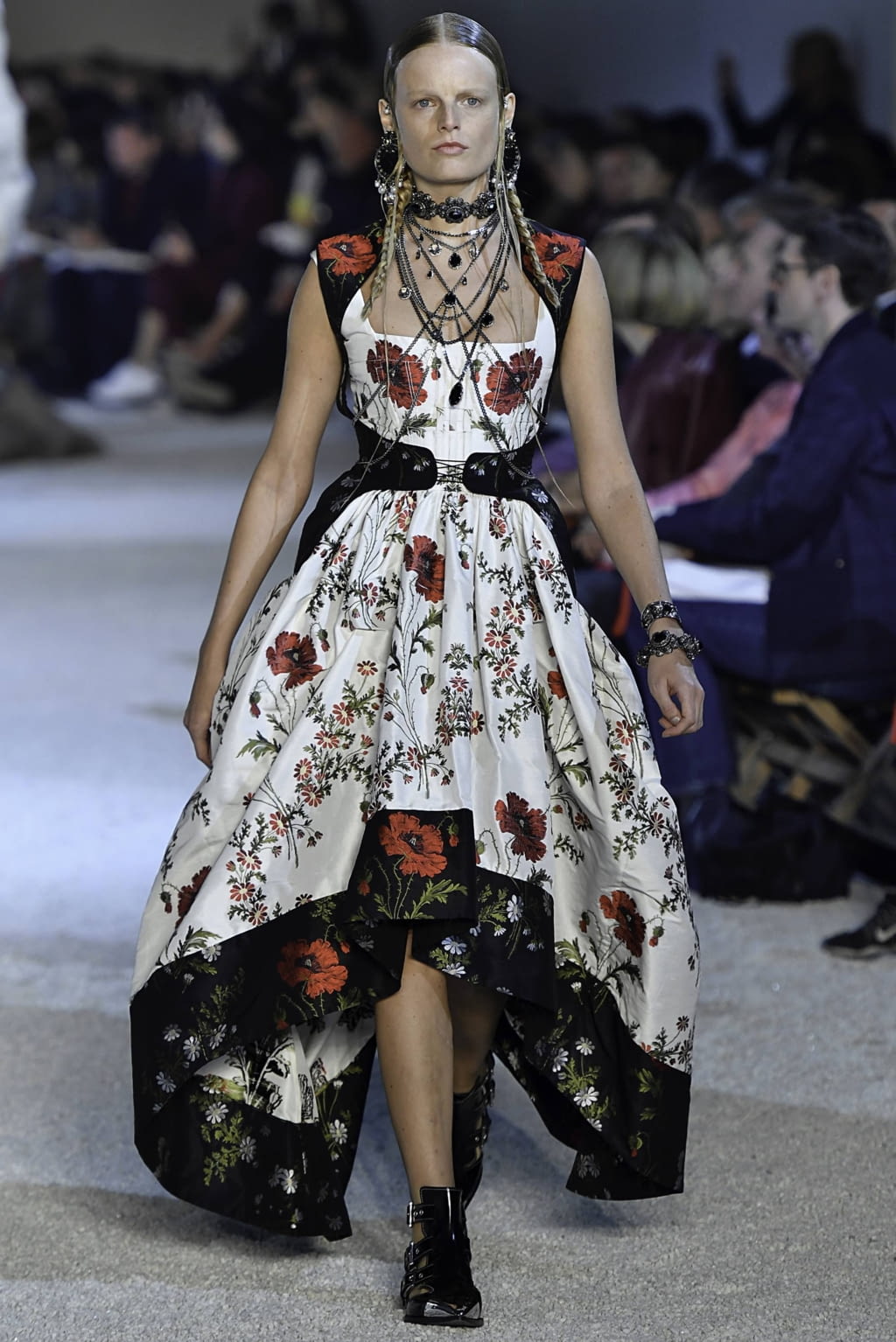 Fashion Week Paris Spring/Summer 2019 look 27 from the Alexander McQueen collection 女装