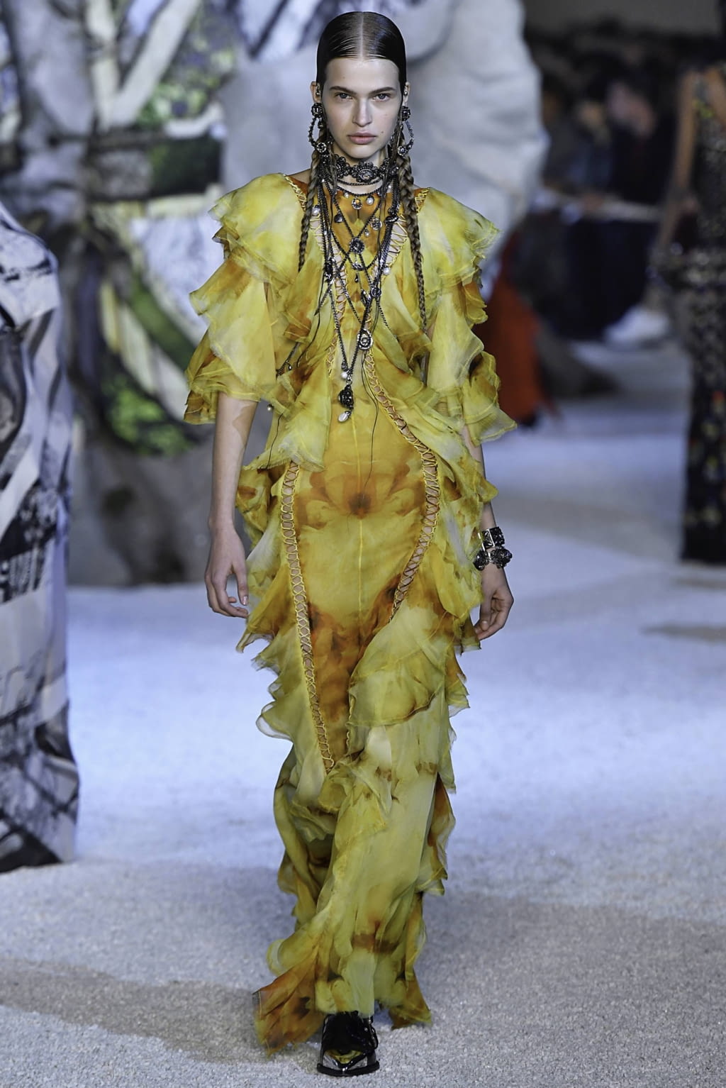 Fashion Week Paris Spring/Summer 2019 look 32 from the Alexander McQueen collection 女装