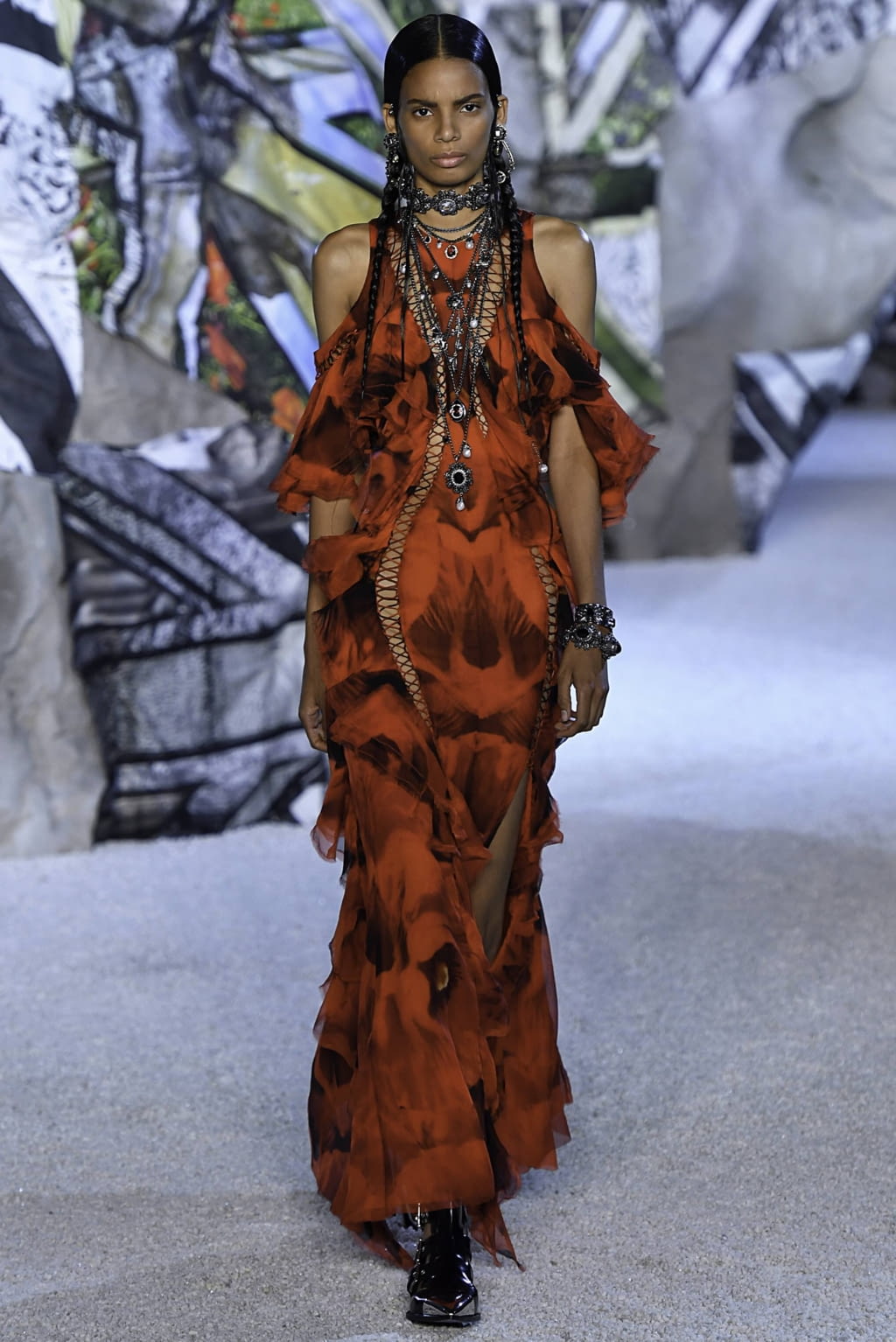 Fashion Week Paris Spring/Summer 2019 look 33 from the Alexander McQueen collection womenswear