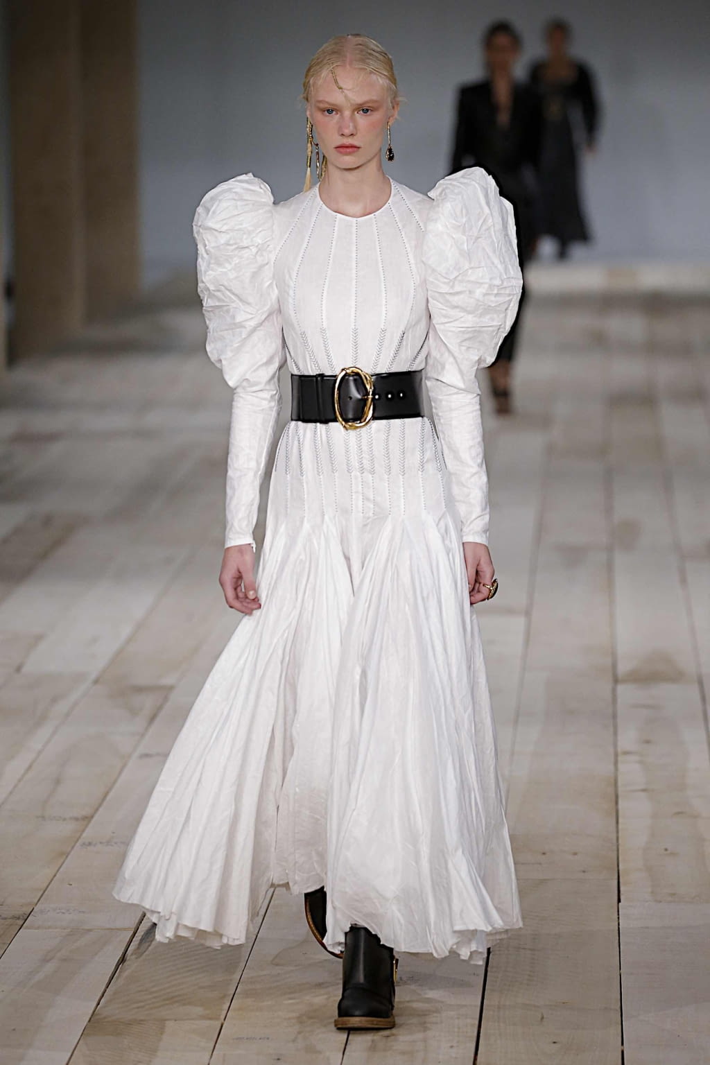 Fashion Week Paris Spring/Summer 2020 look 1 from the Alexander McQueen collection womenswear