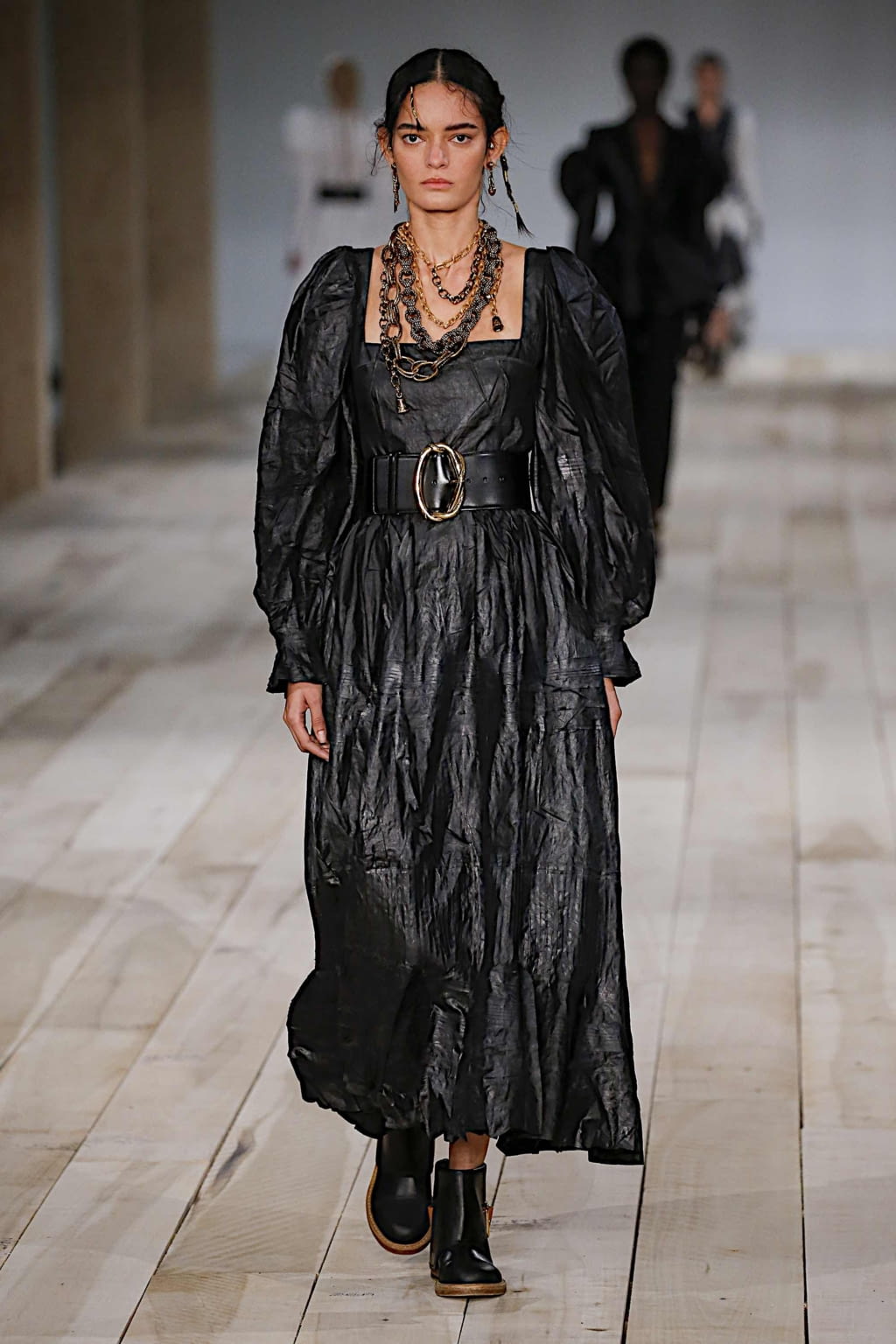 Fashion Week Paris Spring/Summer 2020 look 3 from the Alexander McQueen collection womenswear