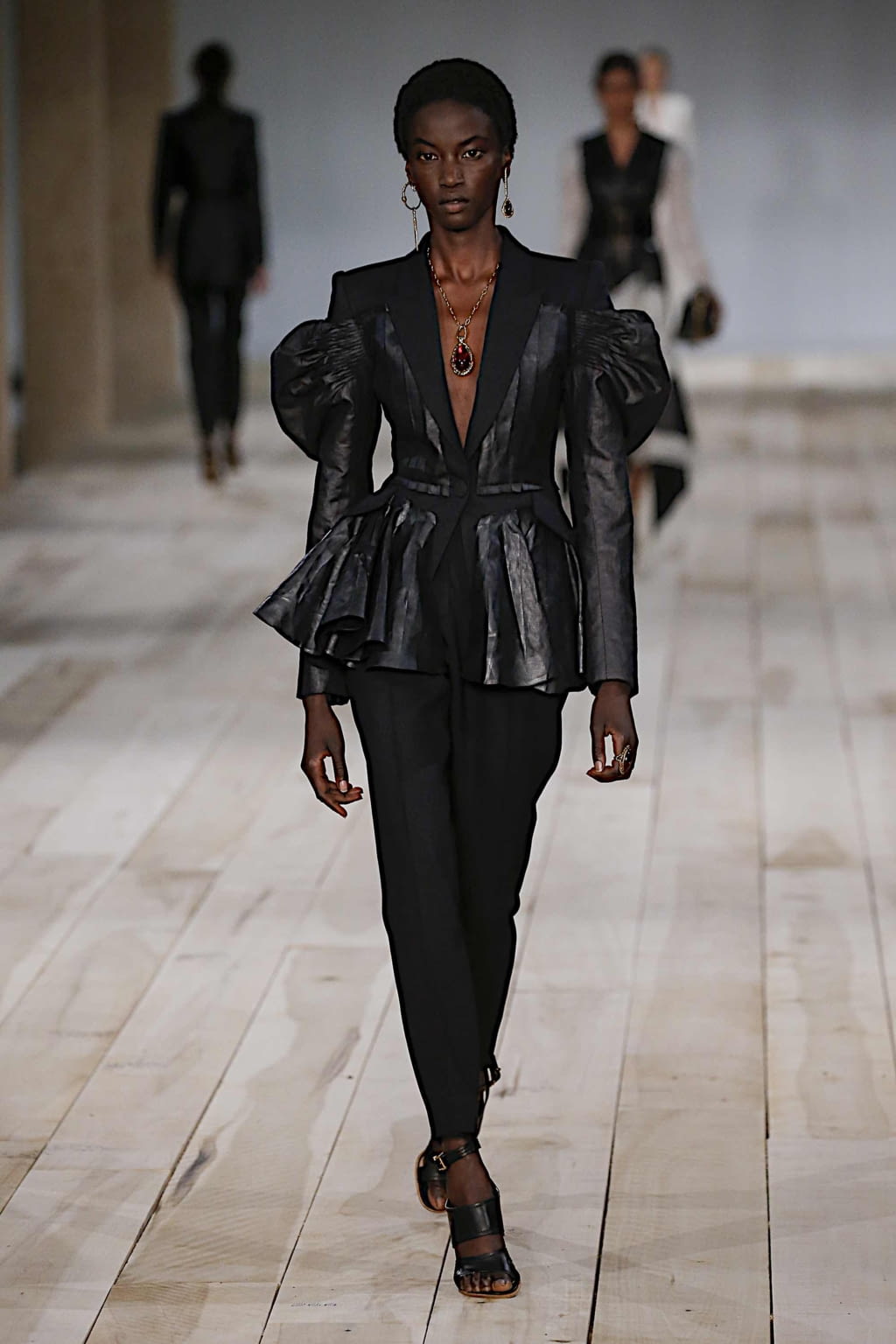 Fashion Week Paris Spring/Summer 2020 look 4 from the Alexander McQueen collection 女装