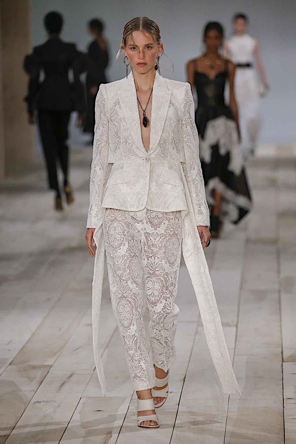 Fashion Week Paris Spring/Summer 2020 look 6 de la collection Alexander McQueen womenswear