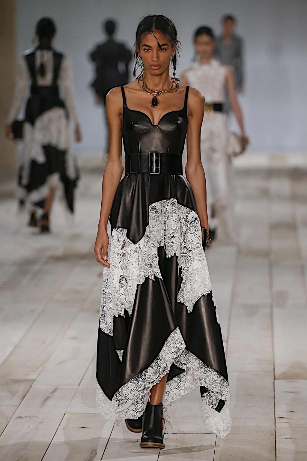 Fashion Week Paris Spring/Summer 2020 look 7 from the Alexander McQueen collection womenswear