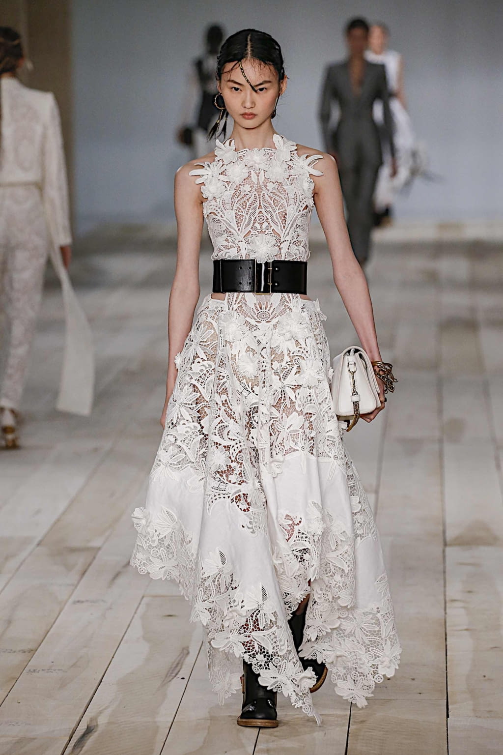 Fashion Week Paris Spring/Summer 2020 look 8 from the Alexander McQueen collection womenswear