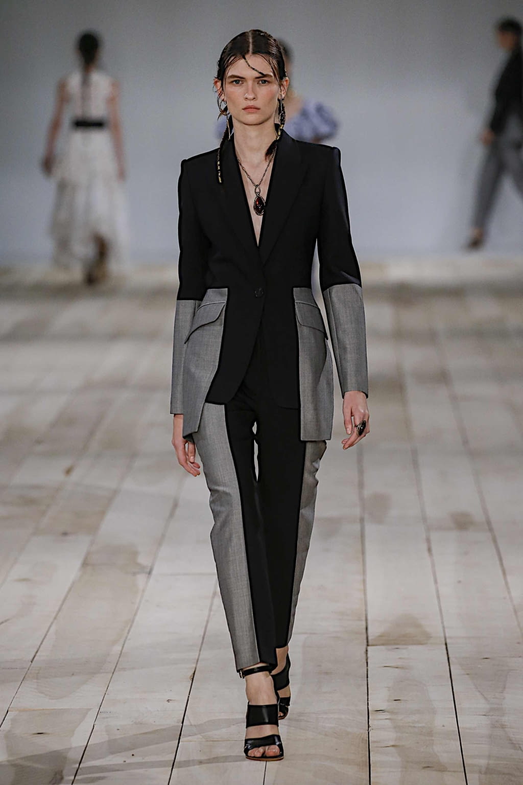Fashion Week Paris Spring/Summer 2020 look 11 de la collection Alexander McQueen womenswear