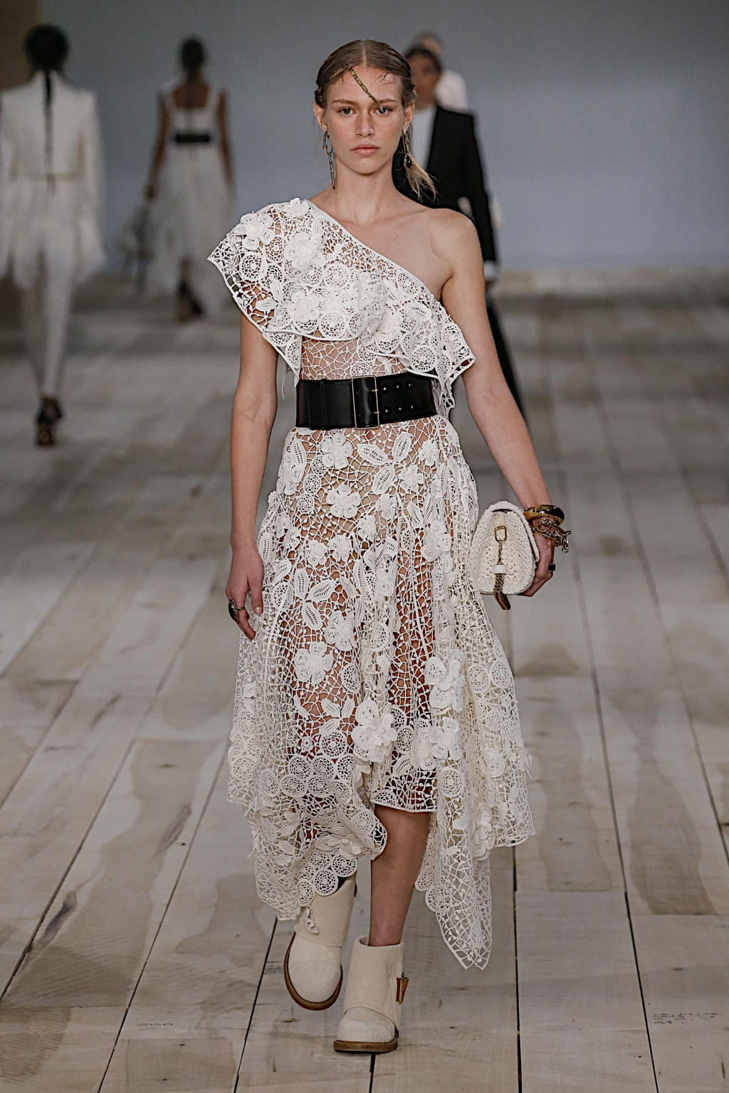 Fashion Week Paris Spring/Summer 2020 look 17 from the Alexander McQueen collection 女装