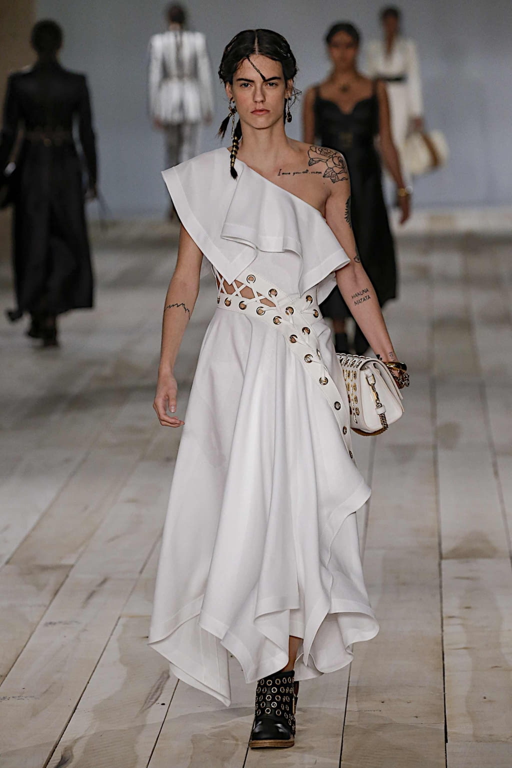 Fashion Week Paris Spring/Summer 2020 look 24 from the Alexander McQueen collection womenswear