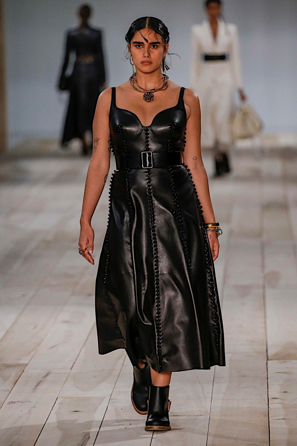 Fashion Week Paris Spring/Summer 2020 look 25 from the Alexander McQueen collection womenswear