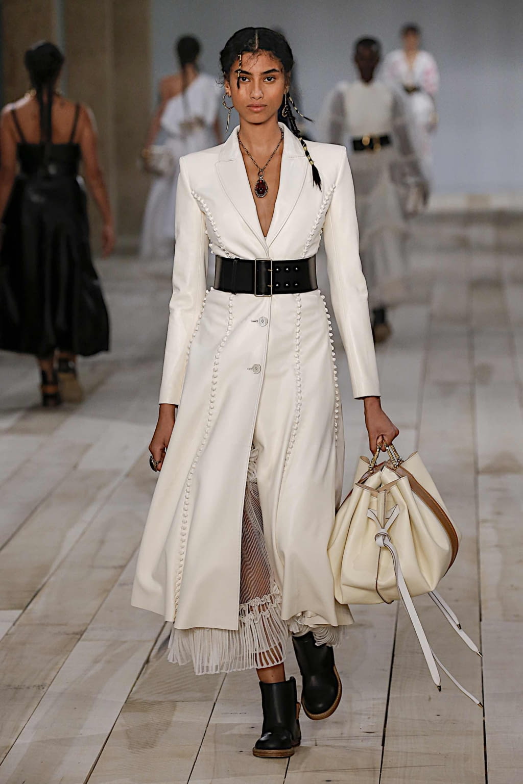 Fashion Week Paris Spring/Summer 2020 look 26 from the Alexander McQueen collection 女装