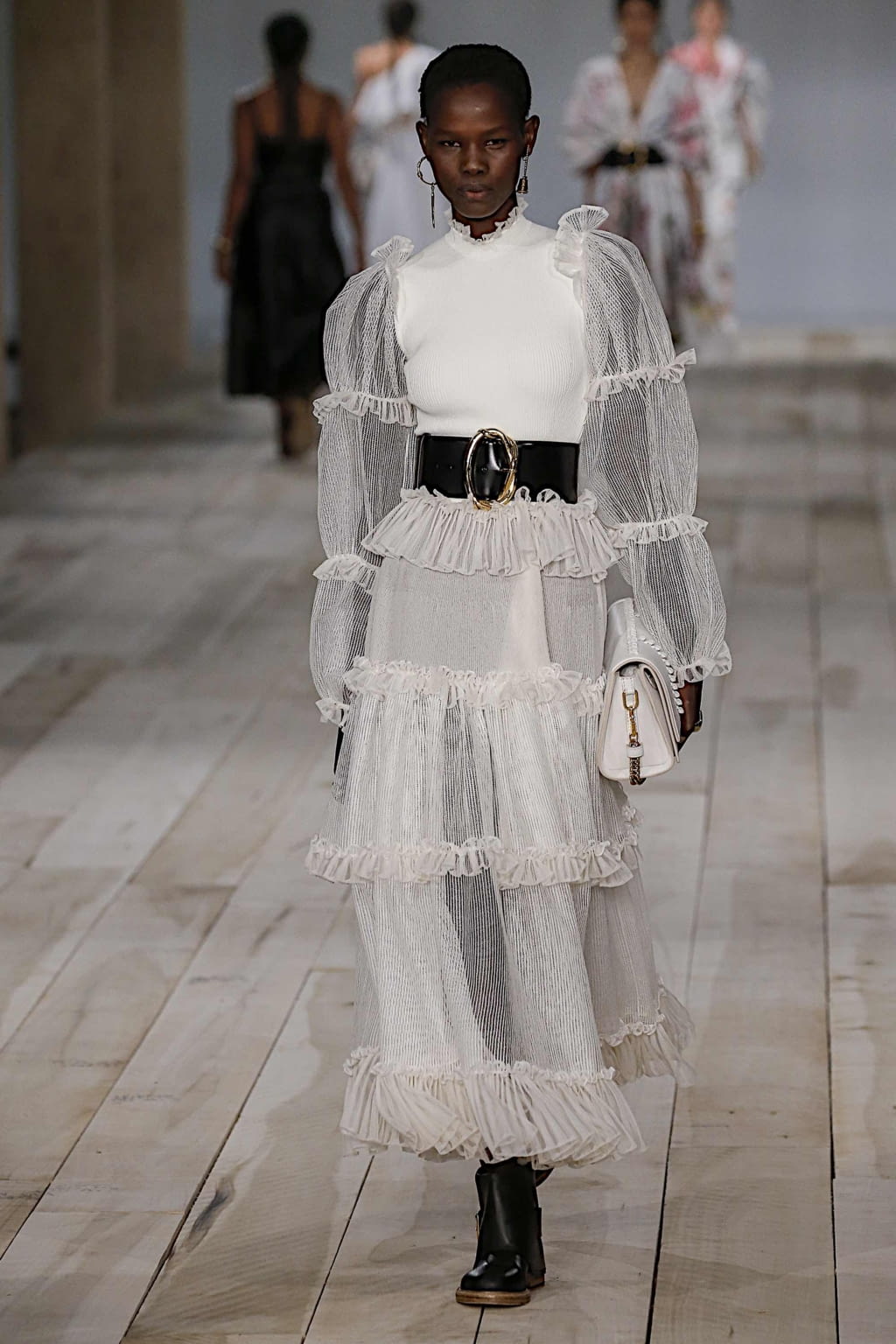 Fashion Week Paris Spring/Summer 2020 look 27 from the Alexander McQueen collection womenswear