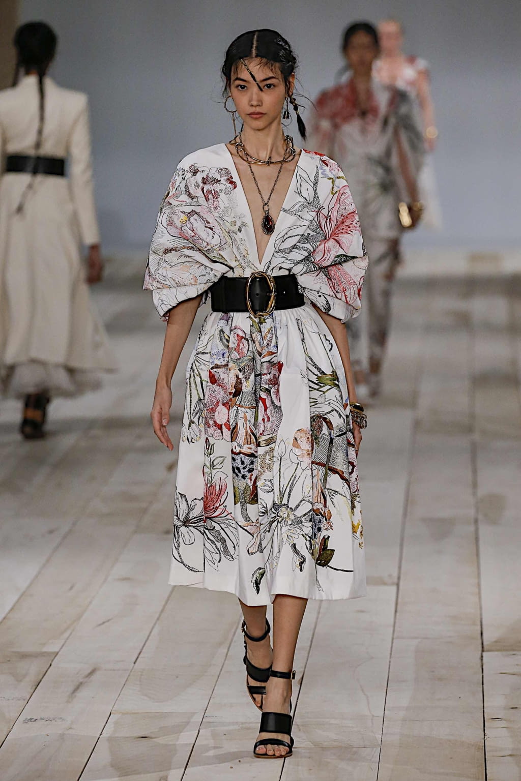 Fashion Week Paris Spring/Summer 2020 look 28 from the Alexander McQueen collection 女装