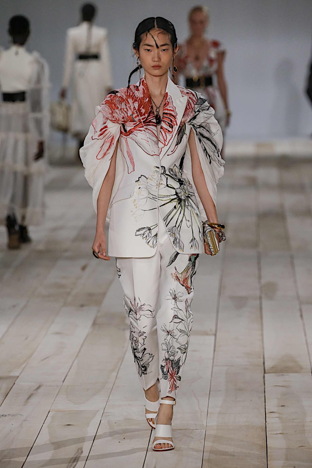 Fashion Week Paris Spring/Summer 2020 look 29 from the Alexander McQueen collection womenswear