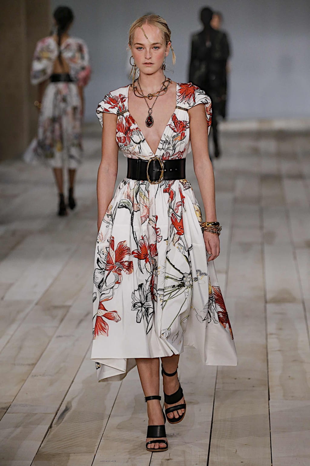 Fashion Week Paris Spring/Summer 2020 look 30 from the Alexander McQueen collection 女装