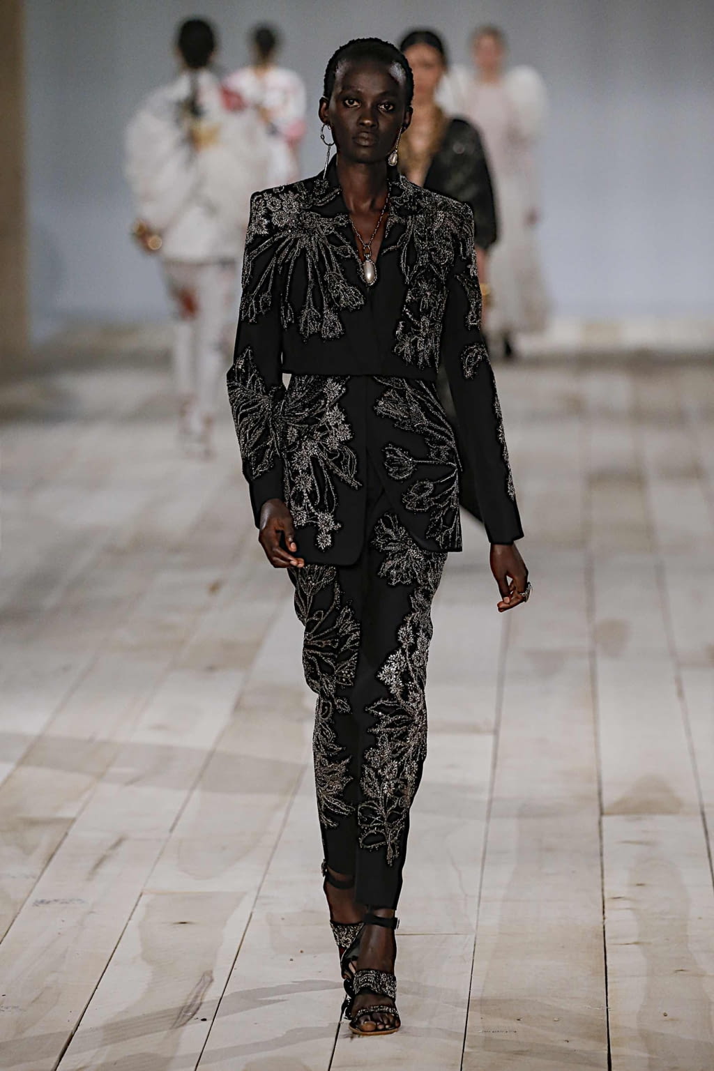 Fashion Week Paris Spring/Summer 2020 look 31 from the Alexander McQueen collection womenswear