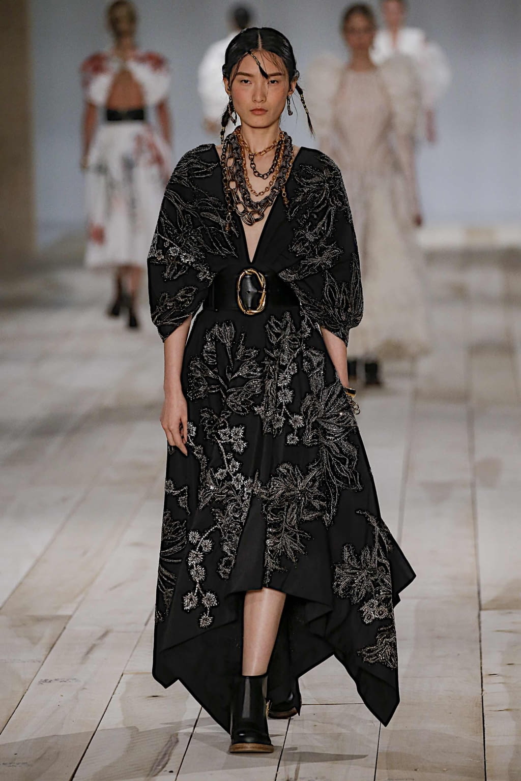Fashion Week Paris Spring/Summer 2020 look 32 from the Alexander McQueen collection womenswear