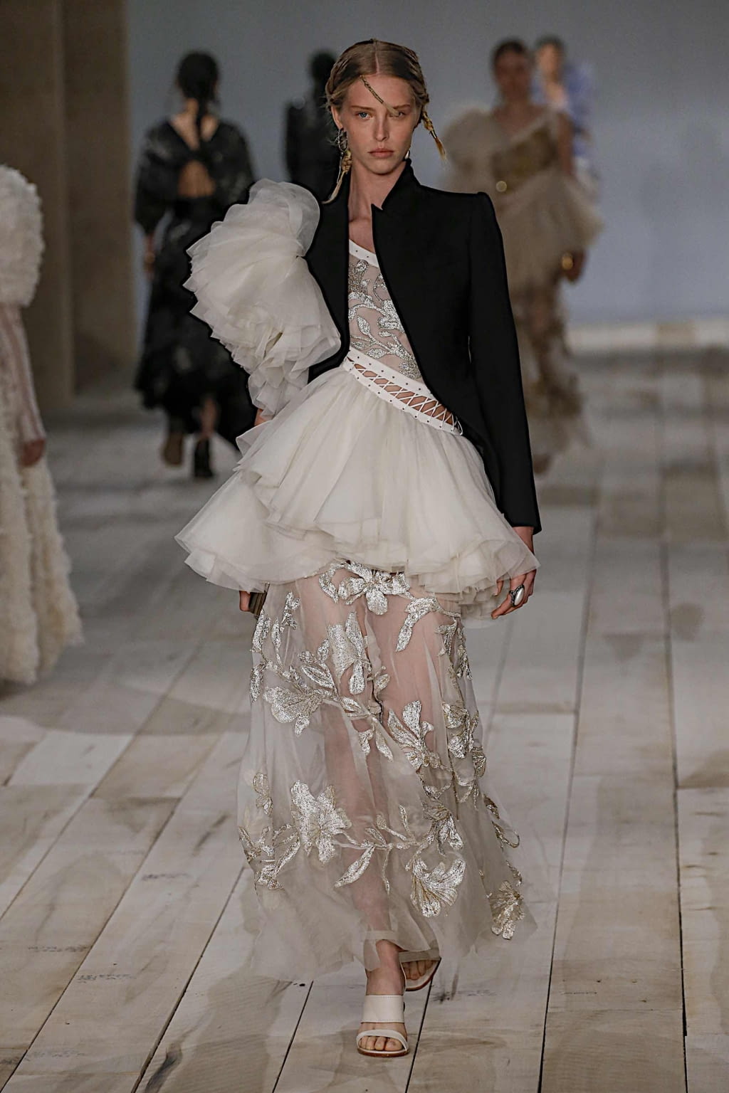 Fashion Week Paris Spring/Summer 2020 look 35 from the Alexander McQueen collection 女装