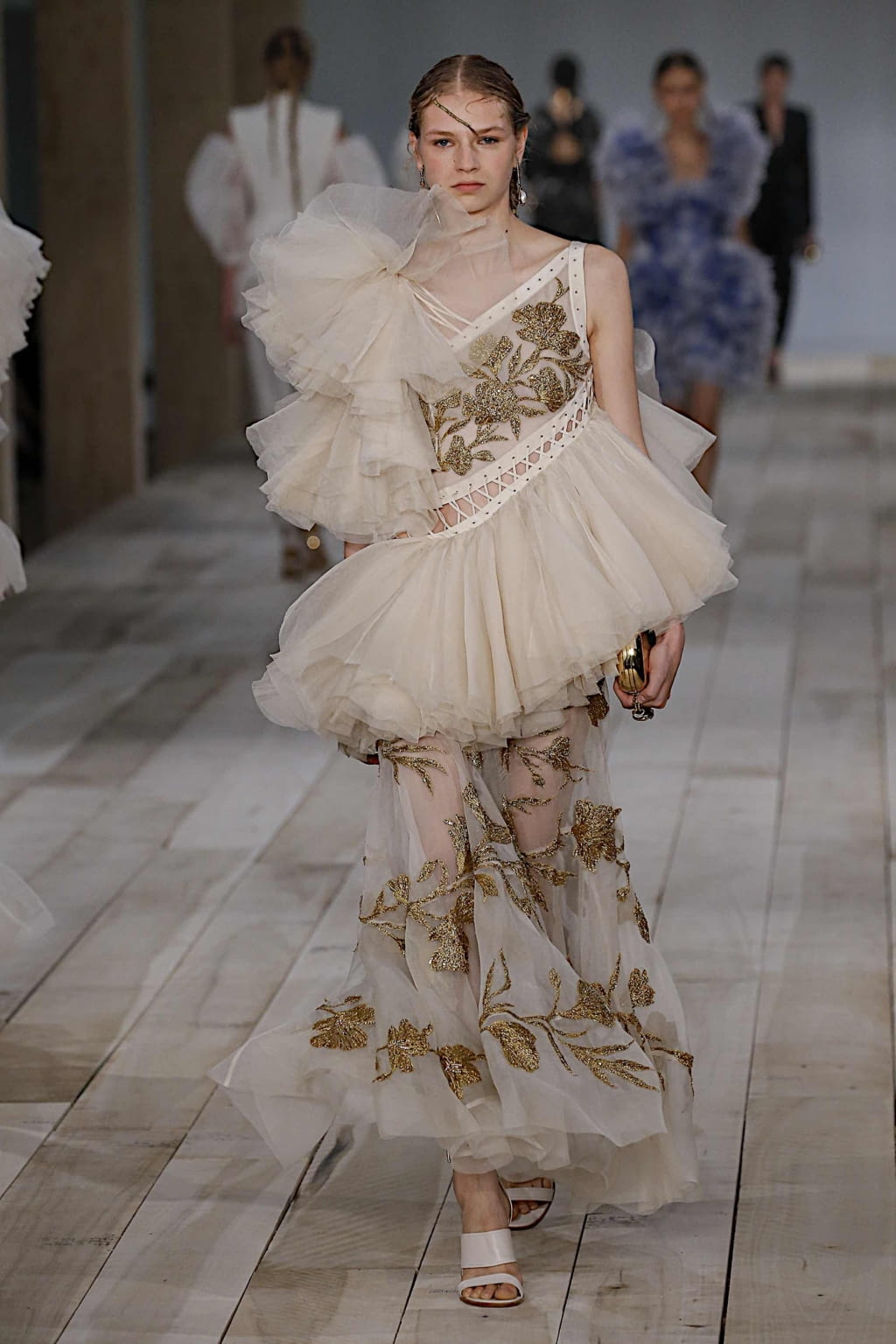 Fashion Week Paris Spring/Summer 2020 look 36 from the Alexander McQueen collection womenswear