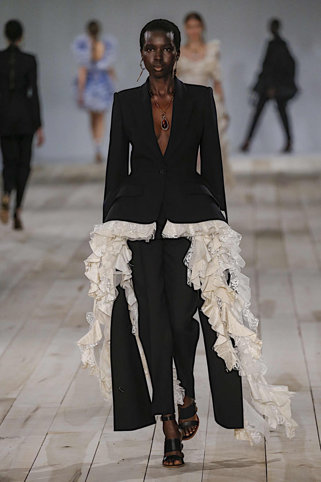 Fashion Week Paris Spring/Summer 2020 look 40 from the Alexander McQueen collection 女装