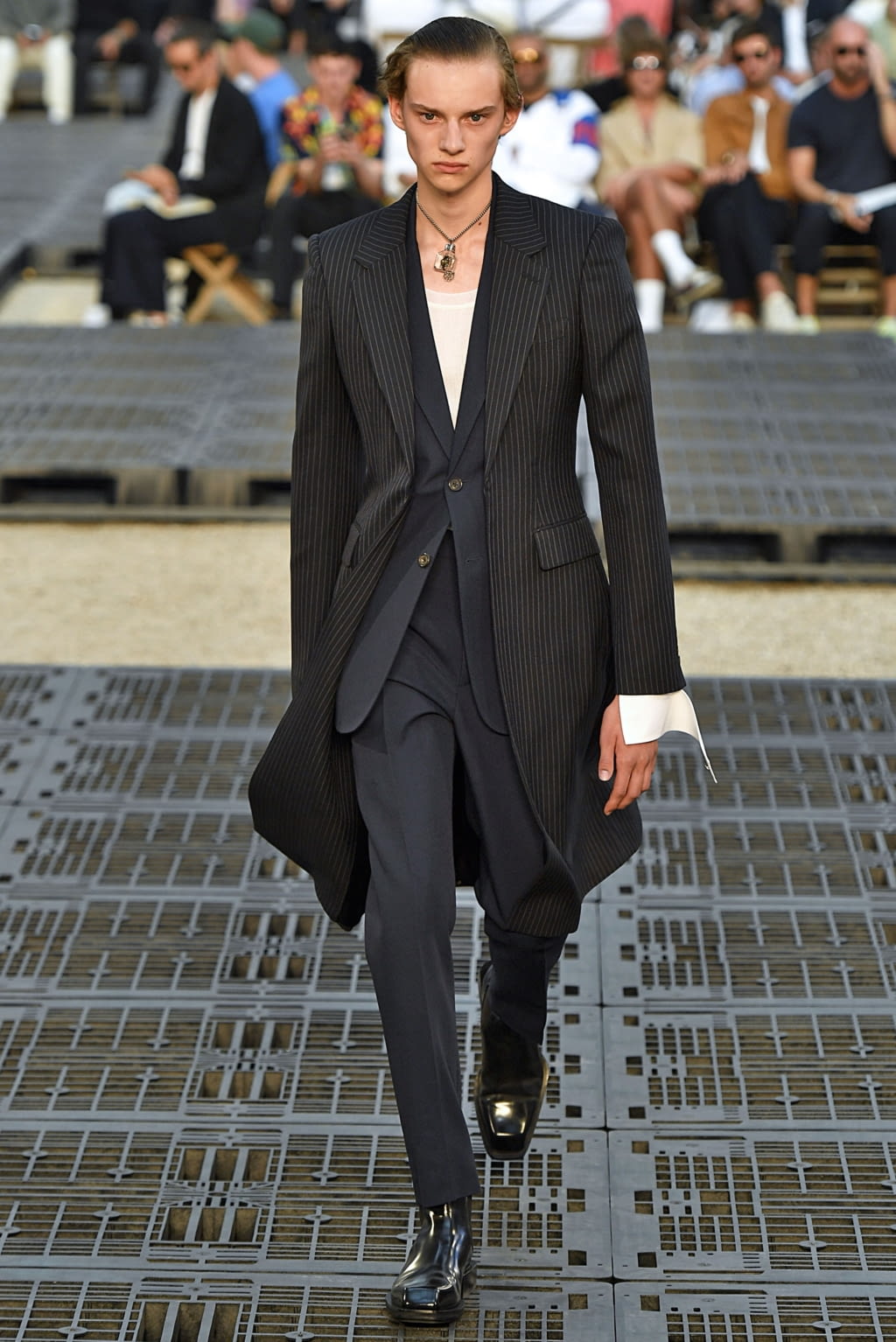 Fashion Week Paris Spring/Summer 2019 look 1 de la collection Alexander McQueen menswear