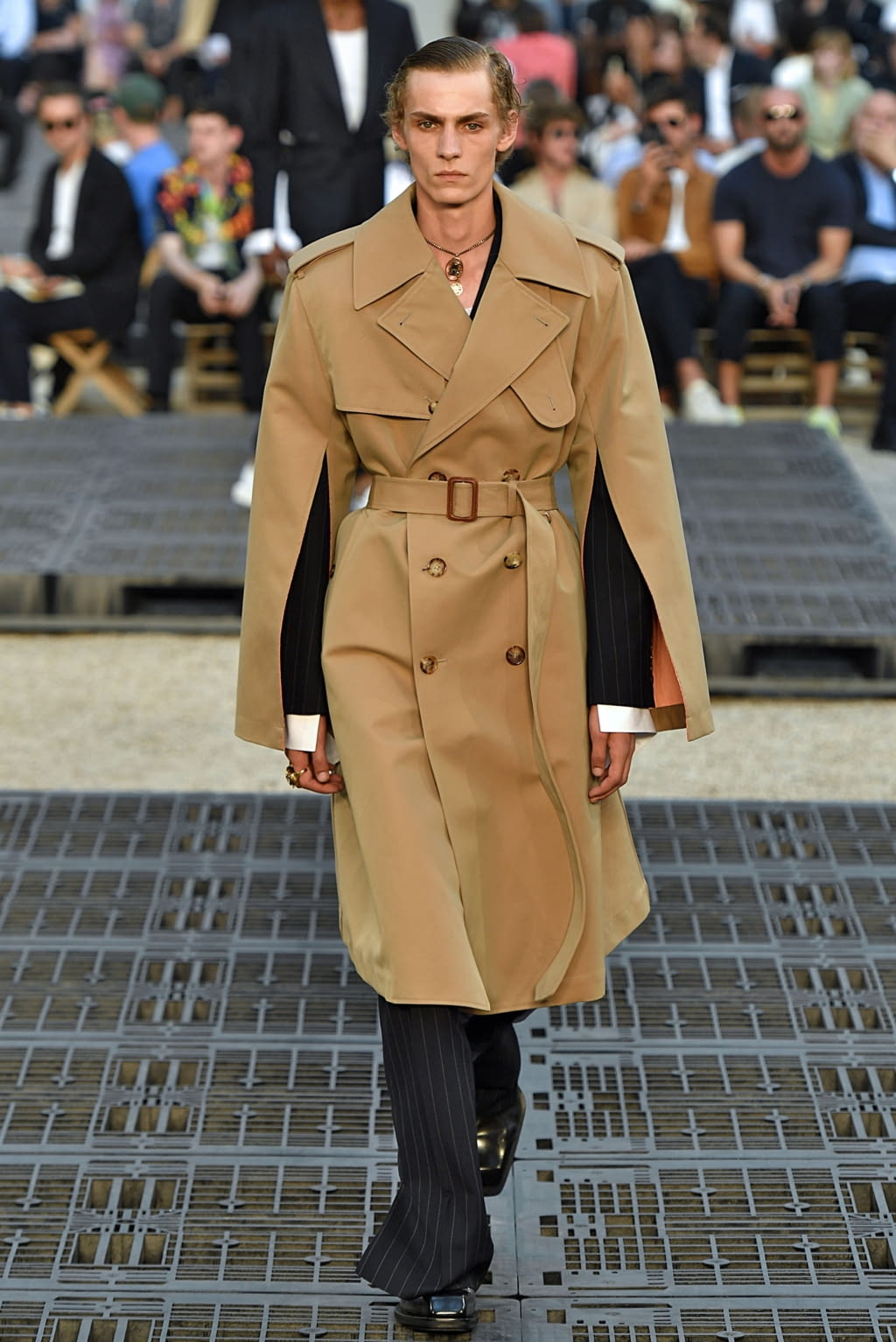 Fashion Week Paris Spring/Summer 2019 look 2 de la collection Alexander McQueen menswear