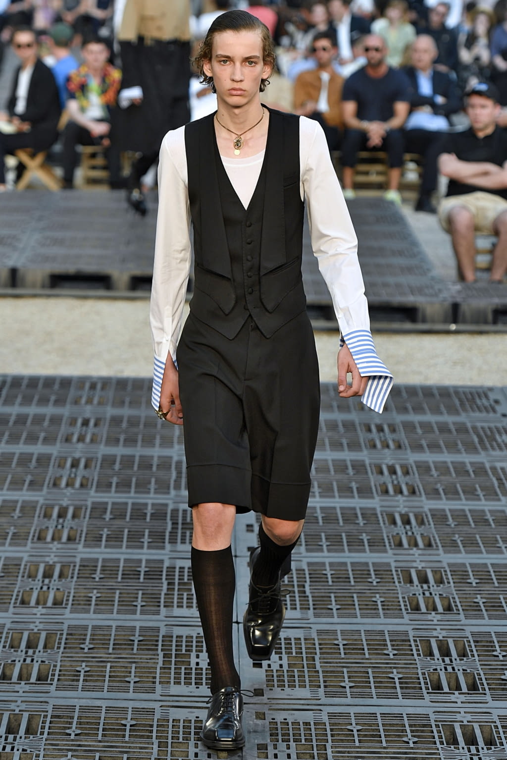 Fashion Week Paris Spring/Summer 2019 look 8 from the Alexander McQueen collection 男装