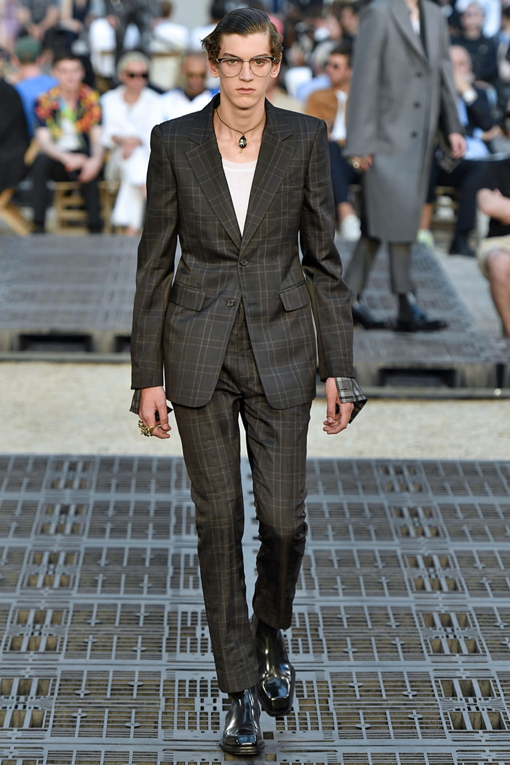 Fashion Week Paris Spring/Summer 2019 look 13 from the Alexander McQueen collection menswear