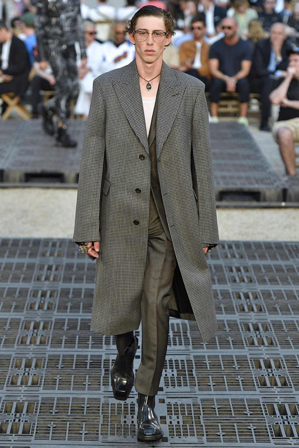Fashion Week Paris Spring/Summer 2019 look 14 from the Alexander McQueen collection menswear