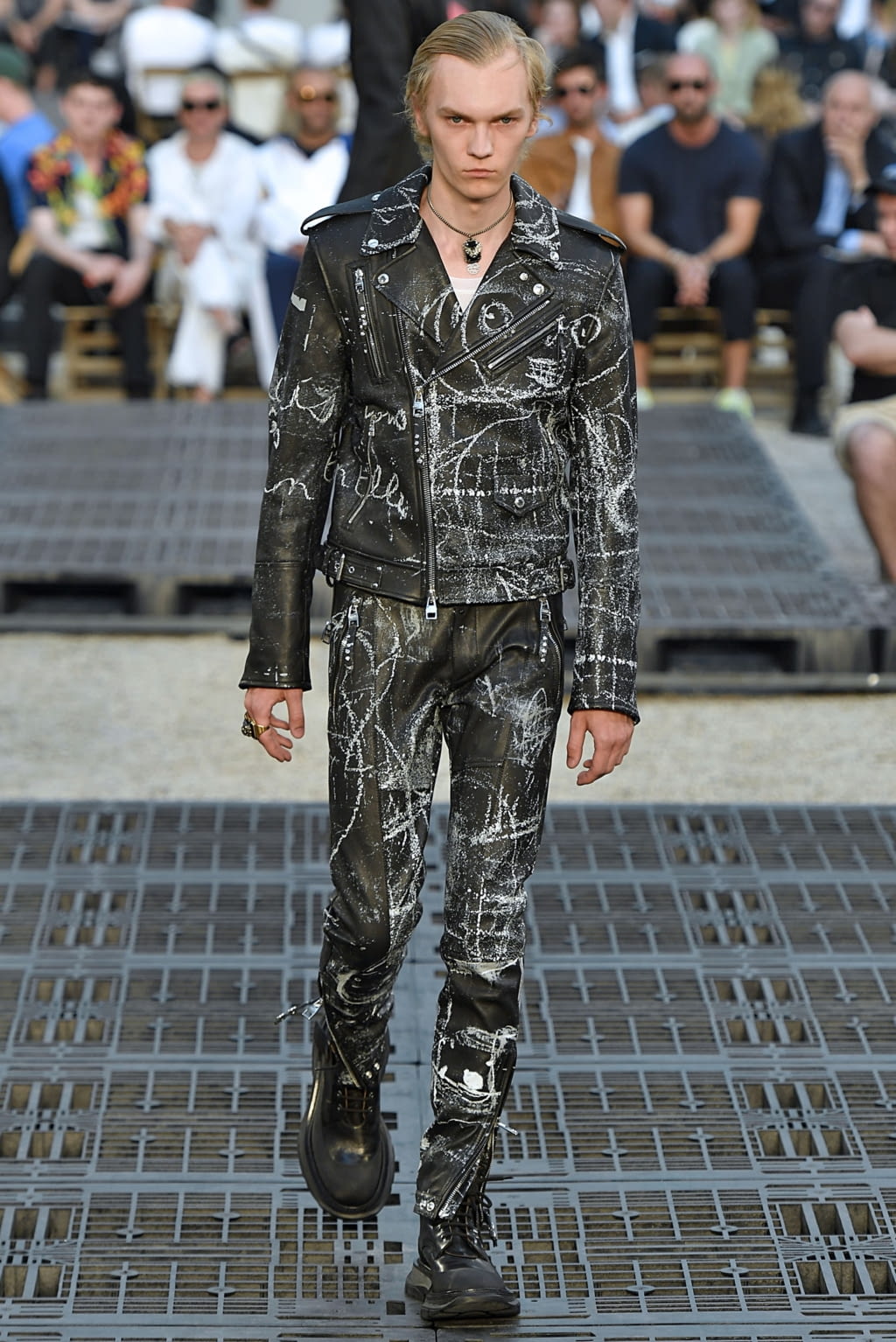 Fashion Week Paris Spring/Summer 2019 look 15 from the Alexander McQueen collection 男装