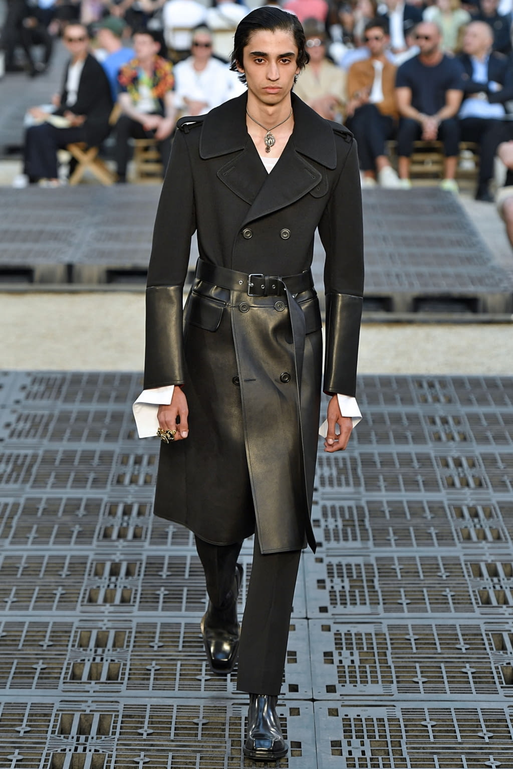 Fashion Week Paris Spring/Summer 2019 look 16 from the Alexander McQueen collection 男装