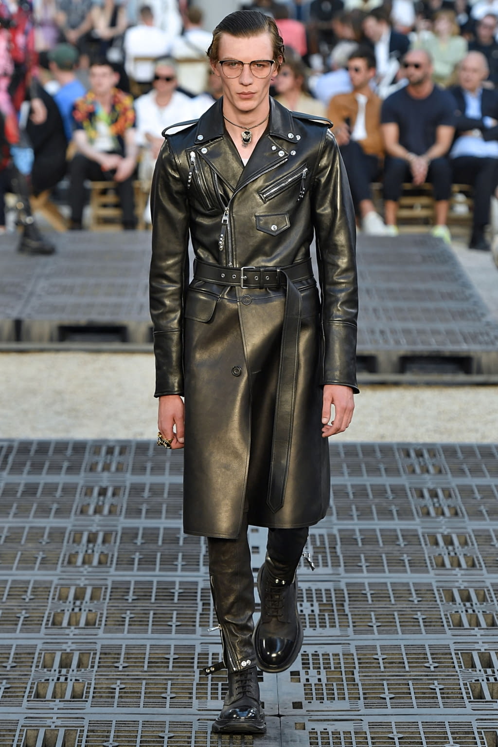 Fashion Week Paris Spring/Summer 2019 look 18 from the Alexander McQueen collection menswear