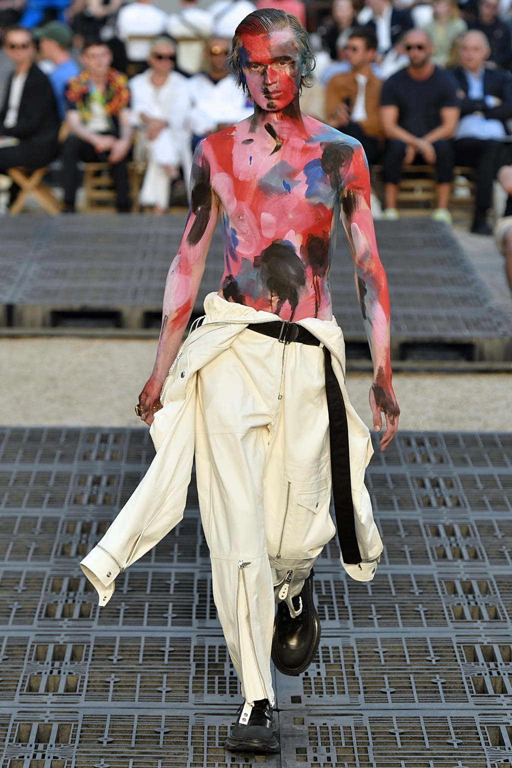 Fashion Week Paris Spring/Summer 2019 look 21 from the Alexander McQueen collection menswear