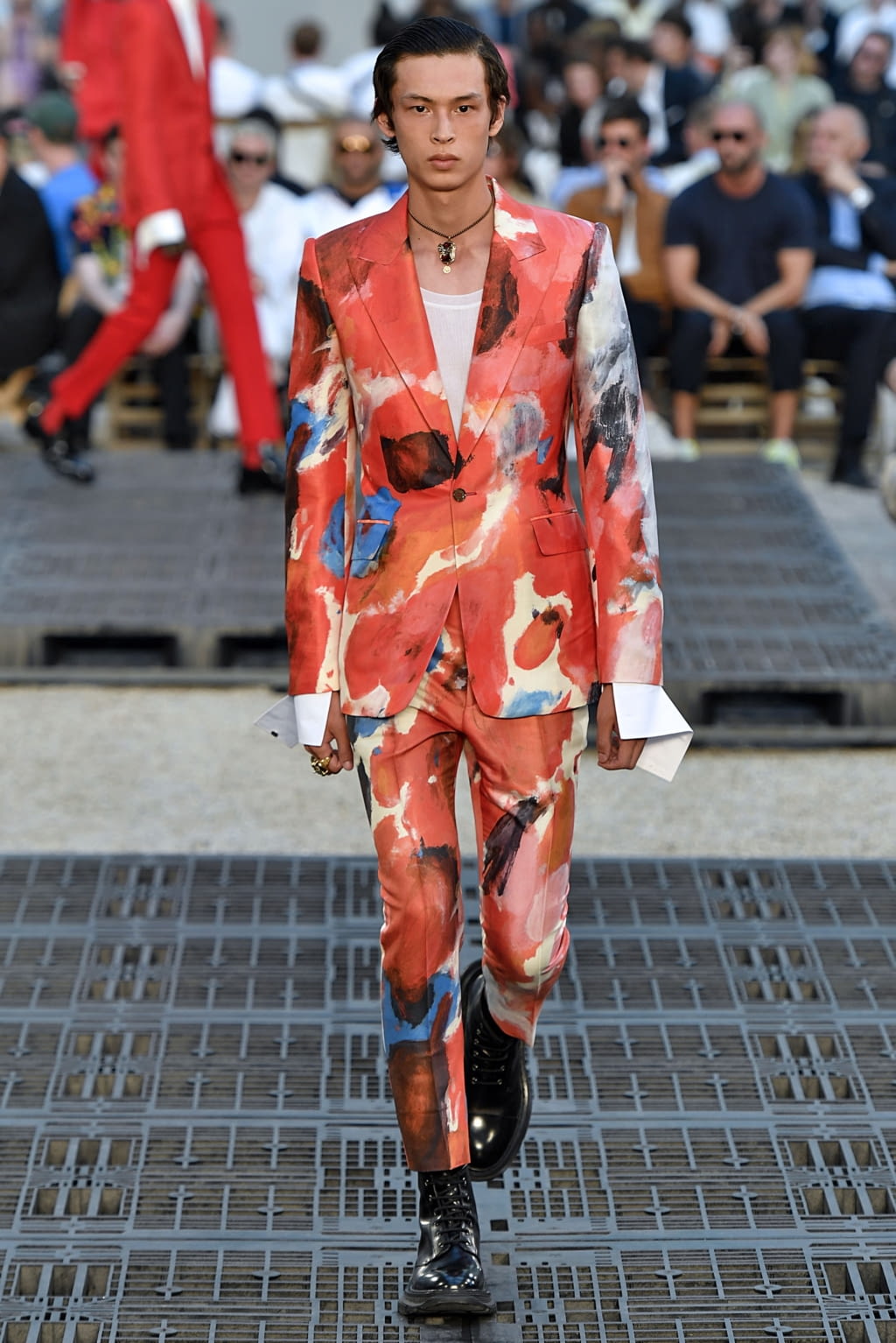 Fashion Week Paris Spring/Summer 2019 look 27 from the Alexander McQueen collection 男装