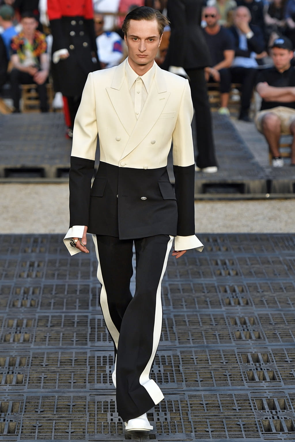 Fashion Week Paris Spring/Summer 2019 look 32 from the Alexander McQueen collection menswear