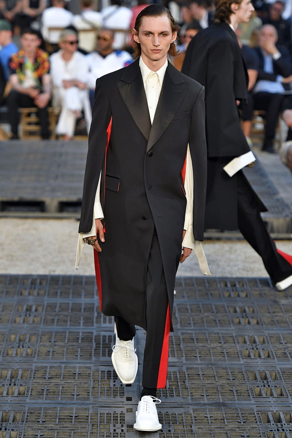 Fashion Week Paris Spring/Summer 2019 look 35 from the Alexander McQueen collection menswear