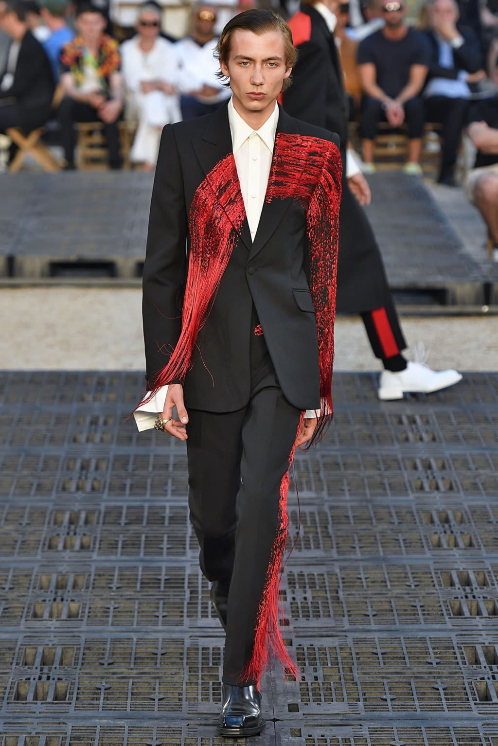 Fashion Week Paris Spring/Summer 2019 look 36 from the Alexander McQueen collection 男装
