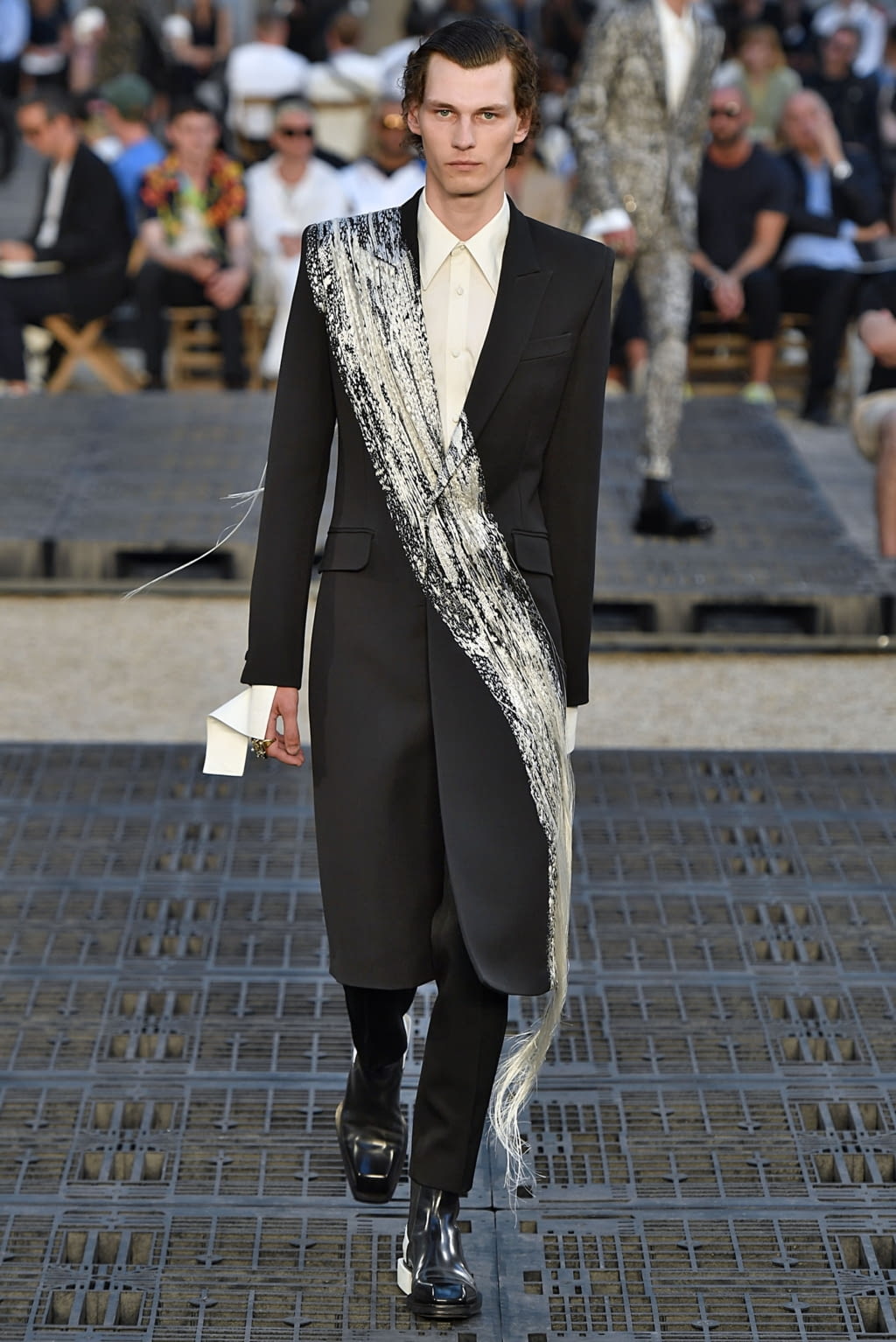 Fashion Week Paris Spring/Summer 2019 look 37 from the Alexander McQueen collection menswear