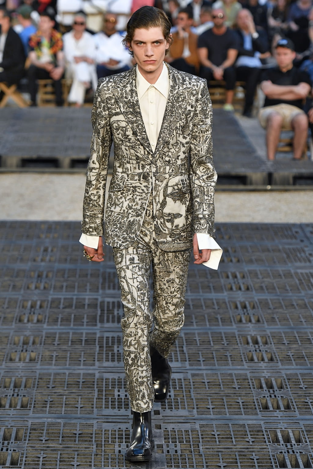 Fashion Week Paris Spring/Summer 2019 look 38 from the Alexander McQueen collection menswear