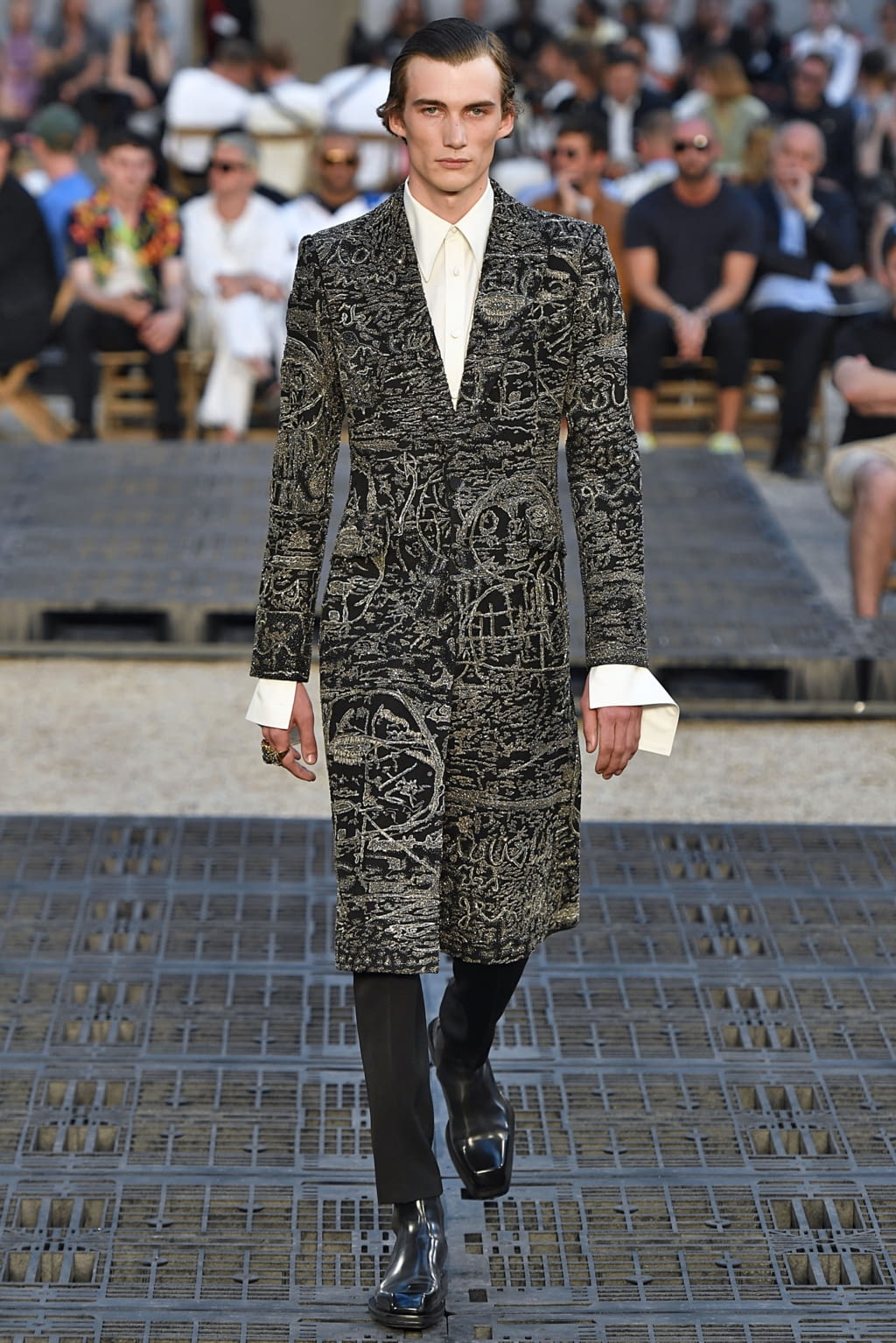 Fashion Week Paris Spring/Summer 2019 look 39 from the Alexander McQueen collection menswear