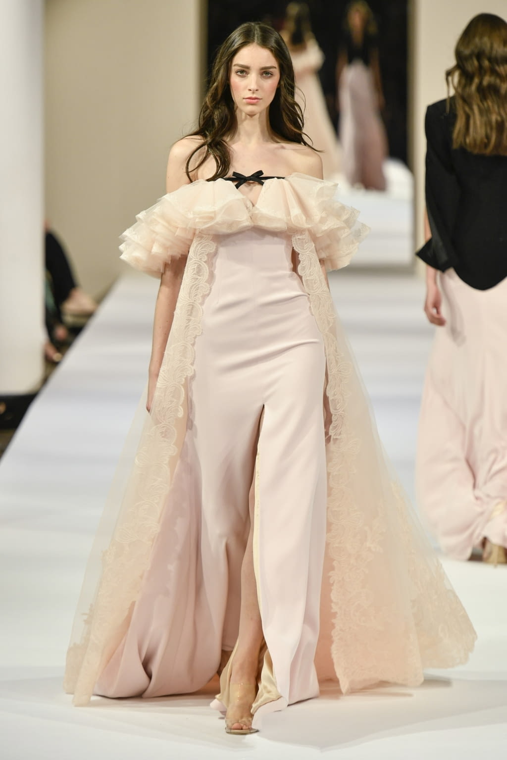 Fashion Week Paris Fall/Winter 2018 look 20 from the Alexis Mabille collection couture