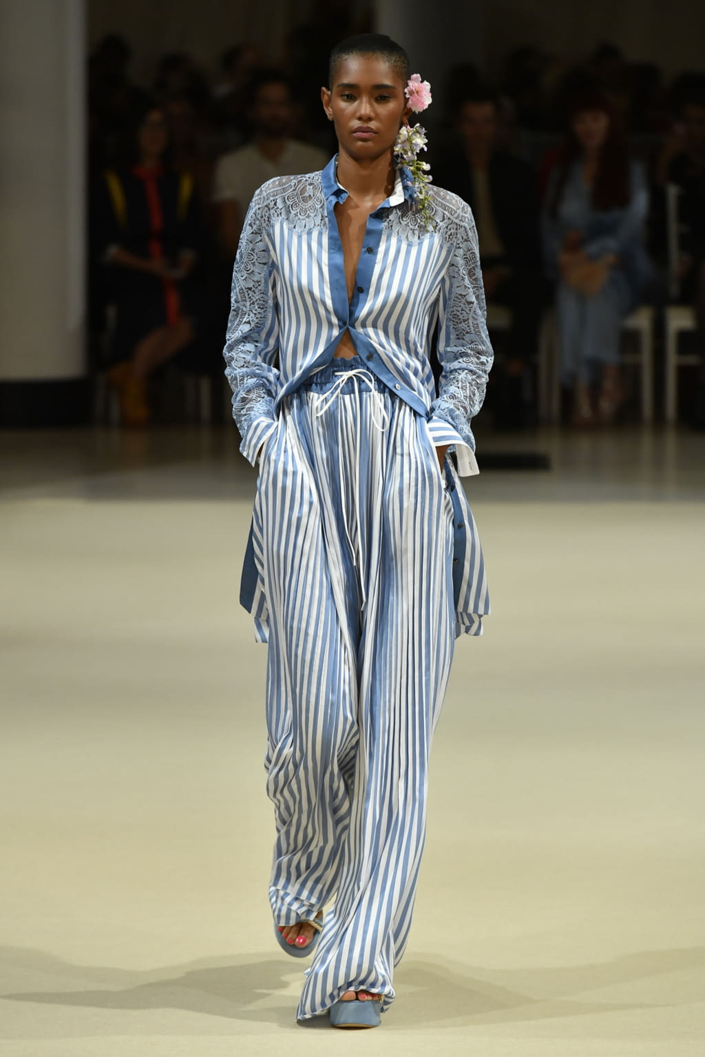 Fashion Week Paris Spring/Summer 2018 look 26 from the Alexis Mabille collection womenswear
