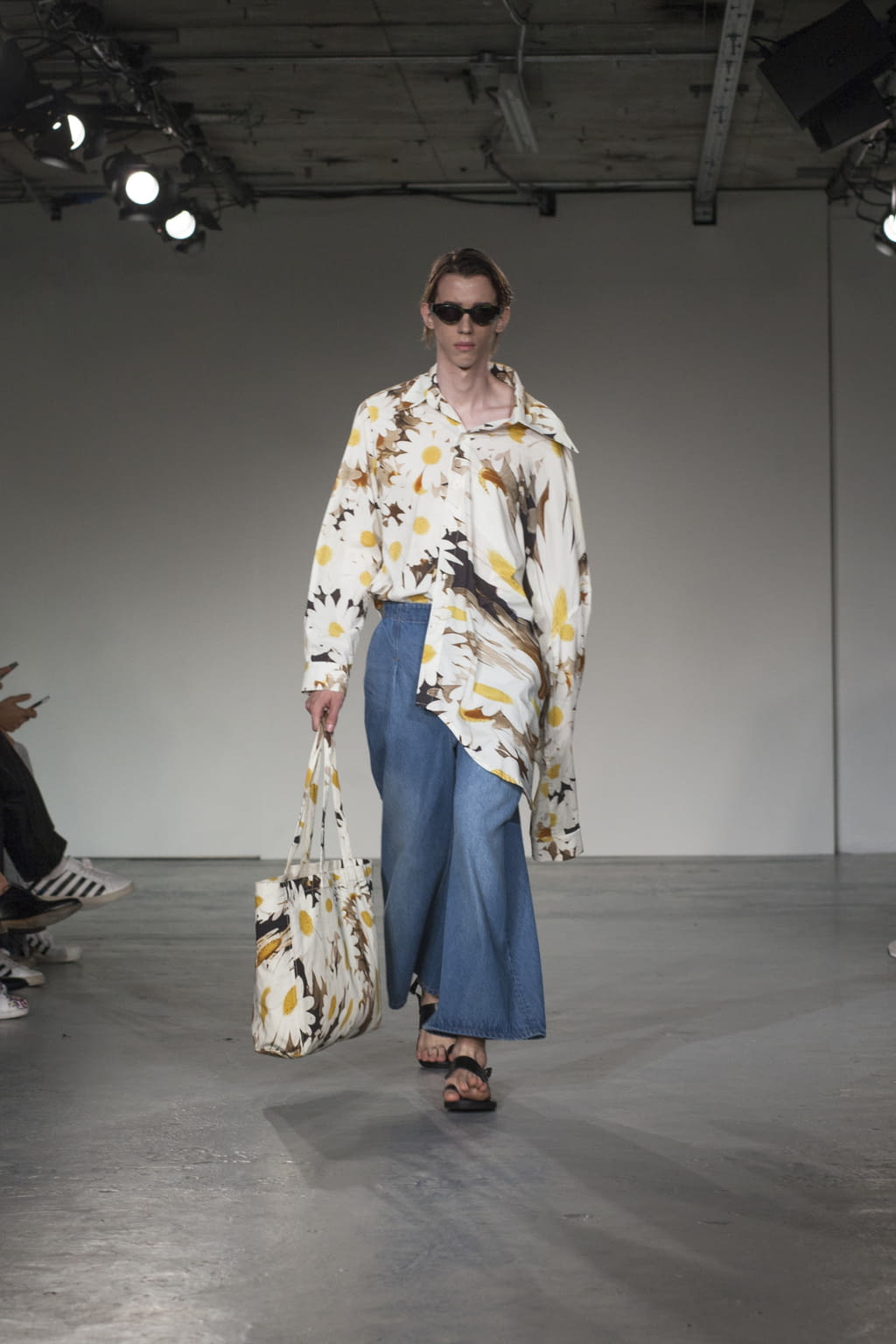 Fashion Week London Spring/Summer 2018 look 1 de la collection Alex Mullins menswear