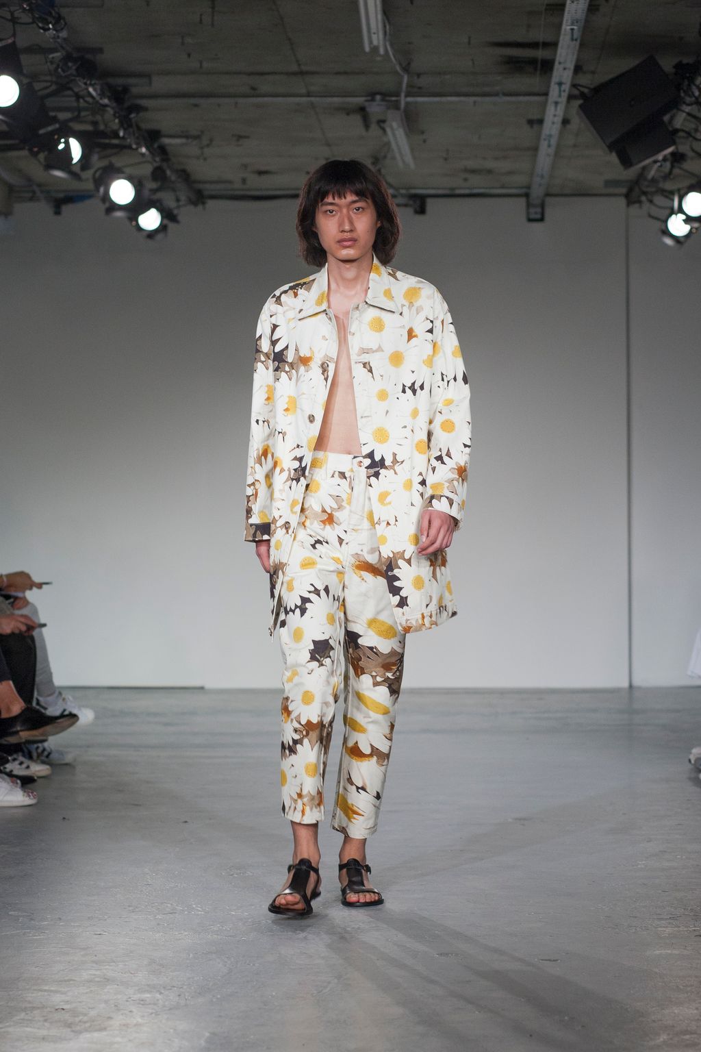 Fashion Week London Spring/Summer 2018 look 2 de la collection Alex Mullins menswear