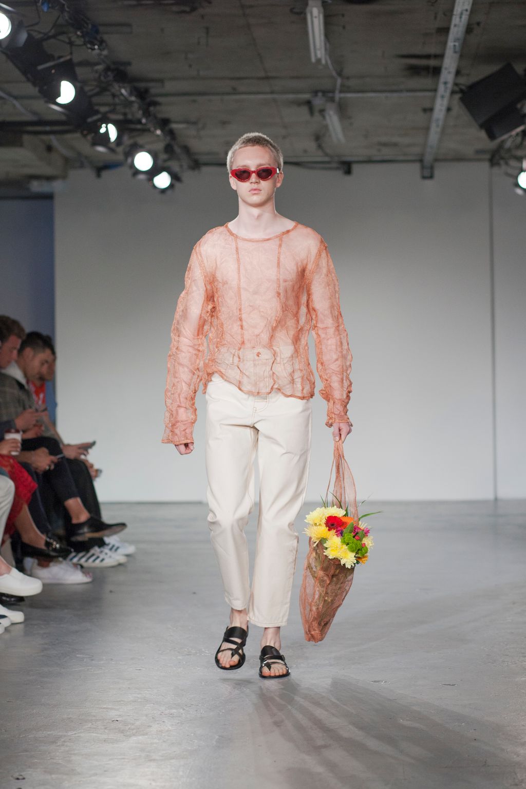 Fashion Week London Spring/Summer 2018 look 20 from the Alex Mullins collection 男装