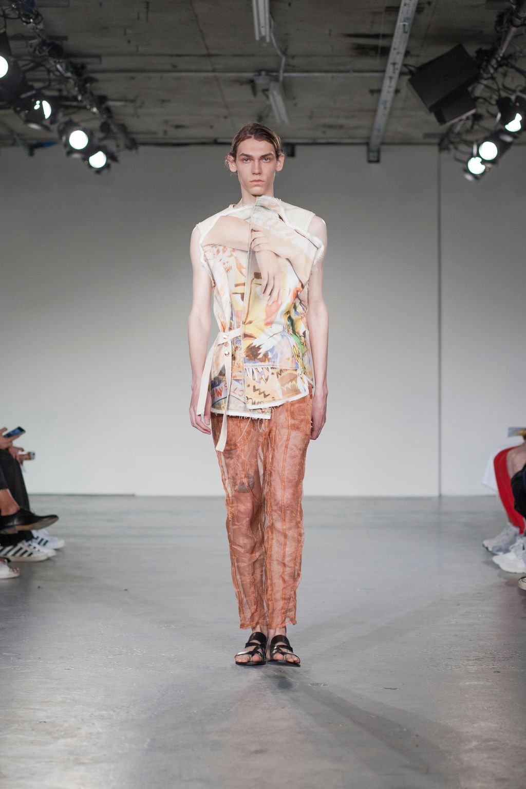Fashion Week London Spring/Summer 2018 look 21 from the Alex Mullins collection 男装