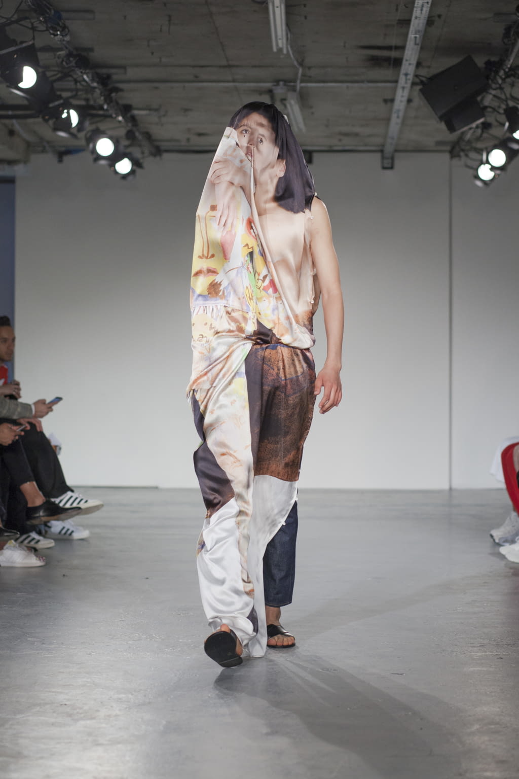 Fashion Week London Spring/Summer 2018 look 26 from the Alex Mullins collection 男装